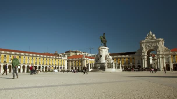 포르투갈 리스본에 오거스타 아치형 기념비와 광장을 지나는 사람들 — 비디오