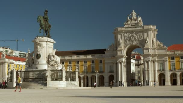 Lisboa Portugal Maio 2019 Pessoas Caminham Praça Comércio Com Monumento — Vídeo de Stock