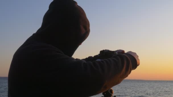 Hoodie Draagt Fotograaf Neemt Foto Van Zonsopgang Boven Zwarte Zee — Stockvideo