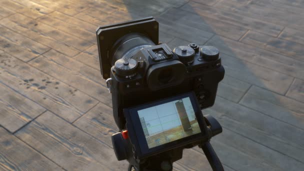 Фотограф Помещает Фильтр Нейтральной Плотности Камеру Время Фотосессии Восхода Солнца — стоковое видео