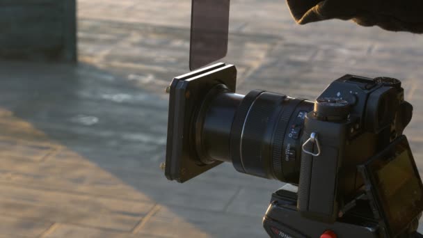 Fotograaf Plaatst Neutrale Dichtheid Filter Camera Tijdens Zonsopgang Fotoshoot — Stockvideo