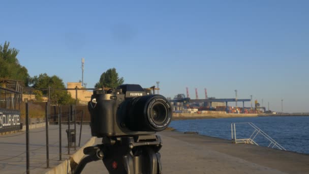 Fotograf Fäster Blixt Toppen Kameran Morgonfotografering Vid Svarta Havet — Stockvideo