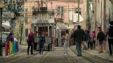 Lizbon 'da birbirleriyle karşılaşan Gloria Funicular tramvaylarının statik uzun klibi.