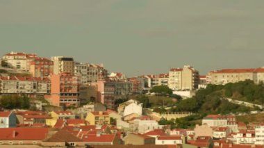 Lizbon 'un merkezinde Sao Jorge Kalesi' nin çatısında yavaş telefoto klipsleri var.