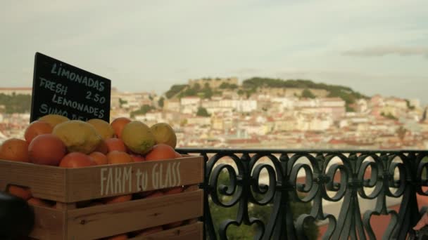 Statický Klip Pomerančů Citronů Dřevěné Bedně Rozostřeným Pozadím Centra Lisabonu — Stock video