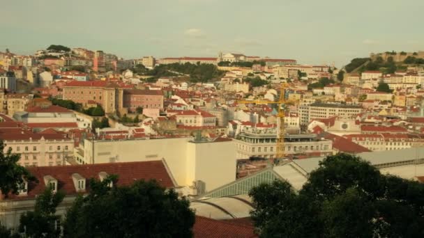 Slow Medium Pan Clip Über Die Dächer Von Central Lisbon — Stockvideo