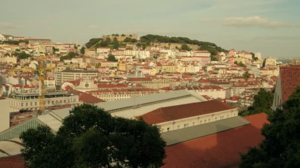 Široký Statický Klip Střechách Centrálního Lisabonu Zakončený Hradě Sao Jorge — Stock video