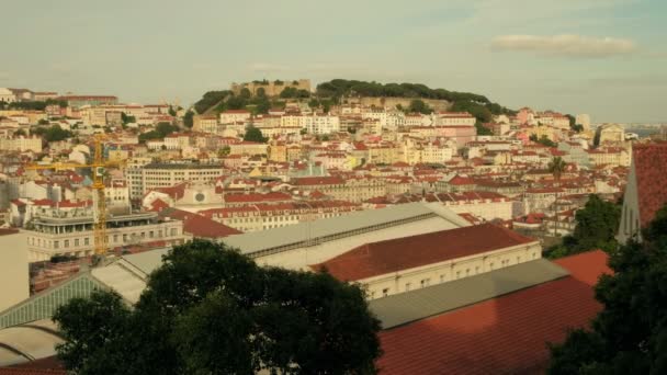 城サンホルヘから始まるリスボンの中心部の屋根の間で遅い中パンクリップ — ストック動画