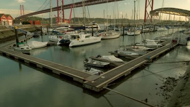 Szeroki Kąt Pochylenia Klipu Mostu Kwietnia Lizbonie Mariną Santo Amaro — Wideo stockowe
