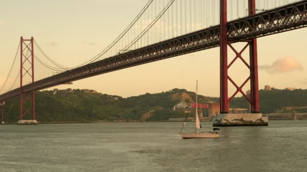 Agrafe Statique Pont Avril Lisbonne Comme Yacht Passe Dessous Pris — Video