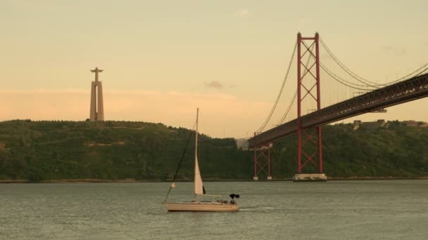 Statiskt Mittklipp Den April Bridge Lissabon Som Yacht Passerar Taget — Stockvideo