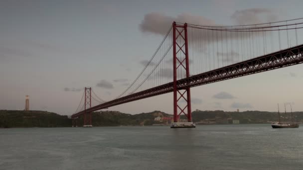 Akşam Alacakaranlığı Sırasında Nisan Tagus Nehri Köprüsü Nün Alçak Geniş — Stok video