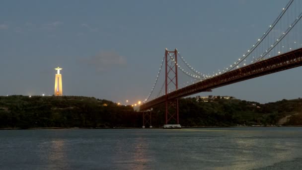 Clip Medio Del Puente Del Tajo Estatua Cristo Lisboa Iluminado — Vídeos de Stock