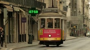 Lizbon 'un merkezinde Rua da Prata' ya giden geleneksel Lizbon tramvayı.