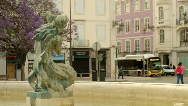 Staty Fontän Rossio Square Lissabon Som Buss Kör Förbi Fokus — Stockvideo