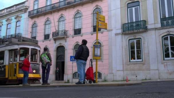Lizbon Barrio Alto Bölgesindeki Rua Sao Pedro Durağa Yanaşan Eski — Stok video