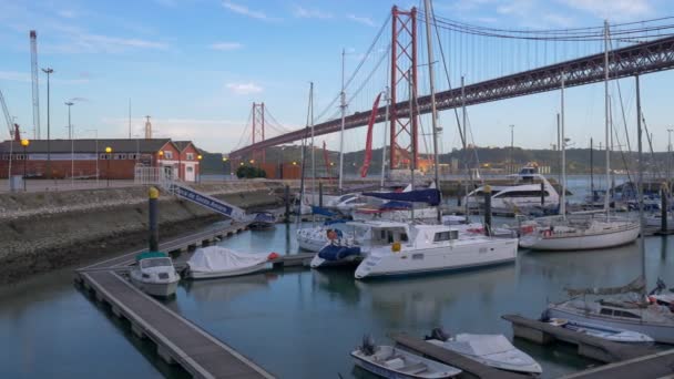 サンタアマーロのマリーナを渡ってドカスに向かい 4月のタガス橋を背にしてください リスボンで夕暮れ時に撮影 — ストック動画
