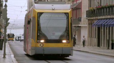 Portekiz, Lizbon 'daki Figueira Meydanı' na doğru Rua da Prata caddesinden geçen modern tramvay güzergahı. 