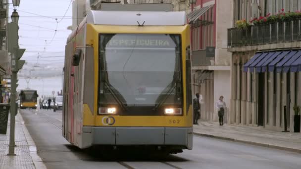 Modern Spårvagnslinje Förbi Rua Prata Gatan Mot Figueira Square Lissabon — Stockvideo