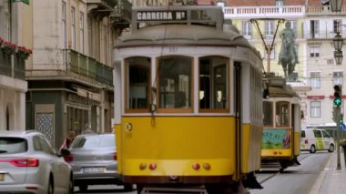 Portekiz, Lizbon 'daki Figueira Meydanı' na doğru Rua da Prata 'dan geçen sarı eski tramvaylar.