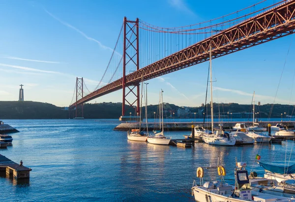 LISBON / PORTUGAL 4 ARALIK 2006 Şafakta Tagus Nehri Köprüsü