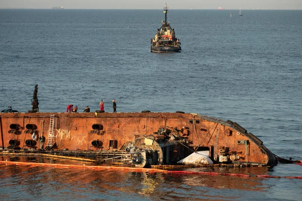 İşçiler Odessa Ukrayna 'daki enkaz halindeki gemiyi kurtarmaya hazırlanıyorlar.. 