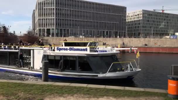 Flod Spree Tour Boat Anländer Till Hamnen Nära Berlin Hbf — Stockvideo