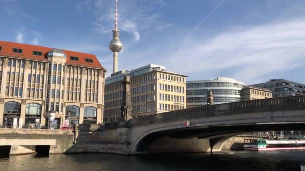 Ebertsbrucke Berlin Fernsehturm Widziane Łodzi Przepływających Przez Rzekę Szprewę — Wideo stockowe