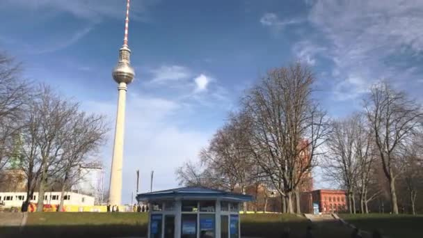 Camera Tracks Berlijn Fernsehturm Vanaf Rondvaartboot Rivier Spree — Stockvideo