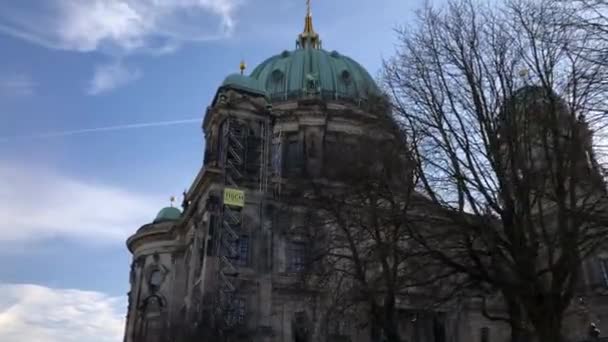 Κάμερα Παρακολουθεί Μουσείο Μπόουντ Στο Βερολίνο Από Ένα Διερχόμενο Τουριστικό — Αρχείο Βίντεο