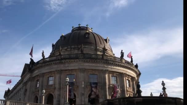 照相机在斯普雷河上的一艘路过的旅游船上追踪柏林的博德博物馆 — 图库视频影像