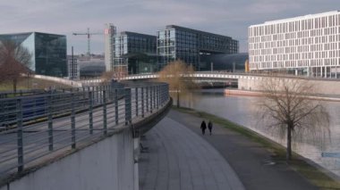 Ludwig-Erhard-Ufer ve River Spree 'nin Berlin' deki geniş açılı görüntüleri.