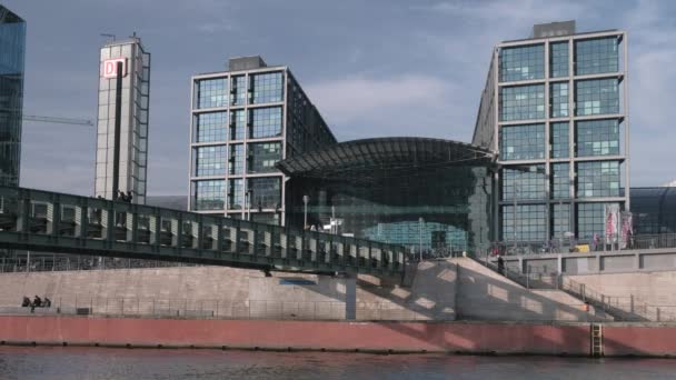 Berlin Hauptbahnhof Gustav Heinemann Köprüsü Açık Bir Kış Öğleden Sonra — Stok video