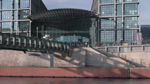 Gustav Heinemann Bridge Berlin Hauptbahnhof Clear Winter Afternoon — Stock Video