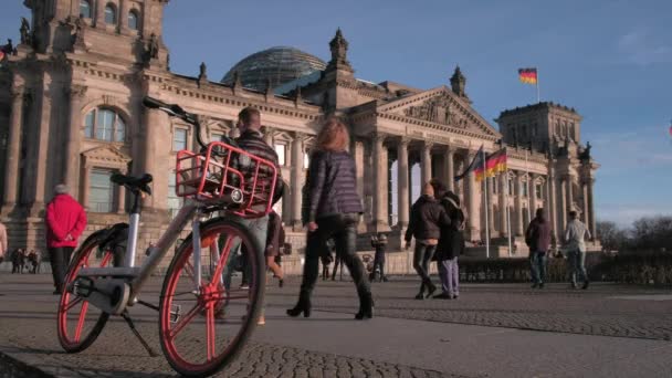 View German Reichstag Building Framed Bike Share Cycle People Walk — Stock Video