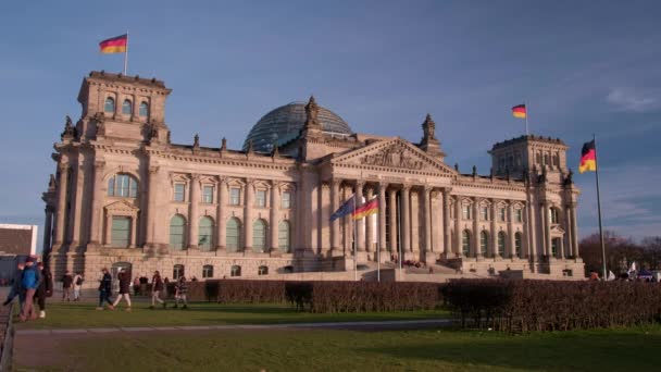 Zdjęcia Niemieckiego Reichstagu Zimowe Popołudnie Flagi Niemieckie Unijne Powiewają — Wideo stockowe