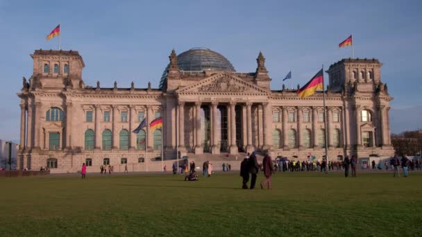 Zdjęcia Niemieckiego Reichstagu Zimowe Popołudnie Ludzie Przechodzący — Wideo stockowe