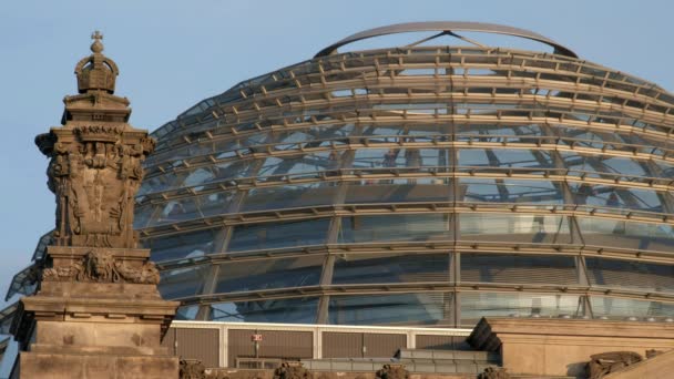 Dichtstbijzijnde Foto Van Mensen Koepel Top Van Duitse Rijksdag Berlijn — Stockvideo