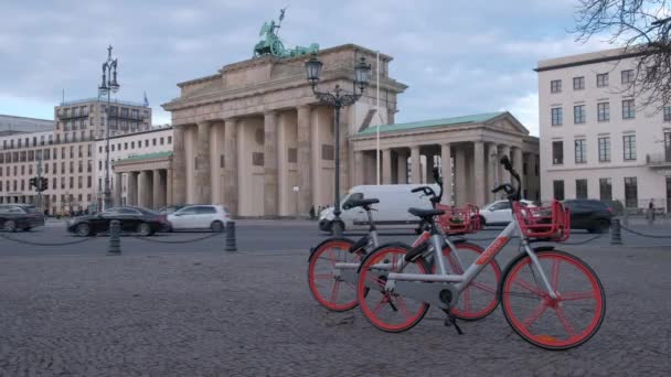 Ευρύ Κλιπ Της Πύλης Του Βρανδεμβούργου Βερολίνο Δύο Ποδήλατα Μερίδιο — Αρχείο Βίντεο