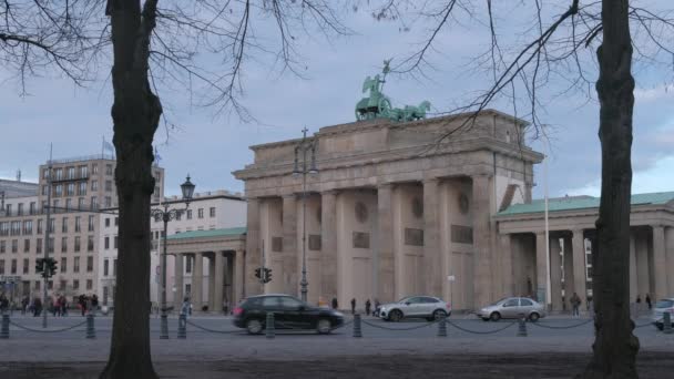 Statiskt Klipp Brandenburger Tor Inramad Två Träd Tagna Skymningen Vintereftermiddag — Stockvideo