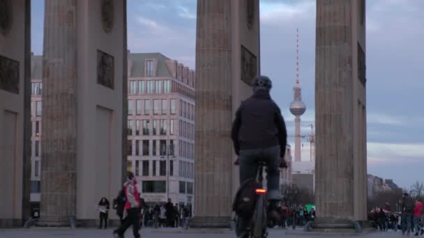 Torre Televisión Berlín Vista Través Del Arco Puerta Brandeburgo Berlín — Vídeos de Stock