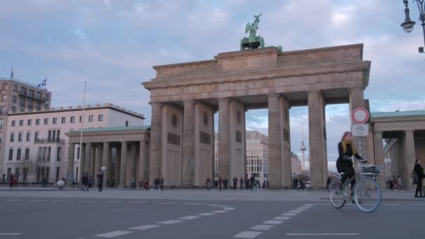 Bajo Plano Ciclistas Que Pasan Frente Puerta Brandeburgo Berlín Una — Vídeos de Stock