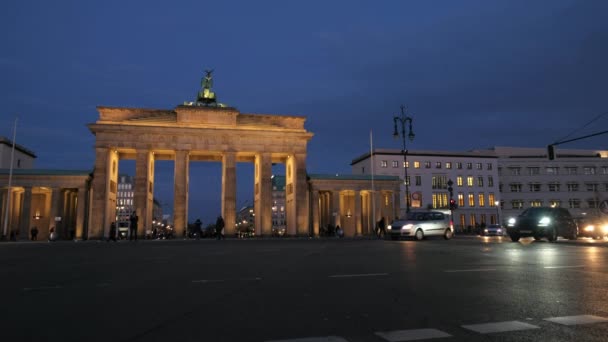 Nachtaufnahme Des Verkehrs Brandenburger Tor Berlin Niedrigen Weitwinkel — Stockvideo