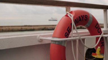 Yaşam halkasından yükselen kamera Dover İngiltere 'ye gelen feribotu gösteriyor.