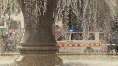 Frankfurt 'taki çeşme ve maraton koşucularının ultra yavaş çekim klibi ambulans geçerken
