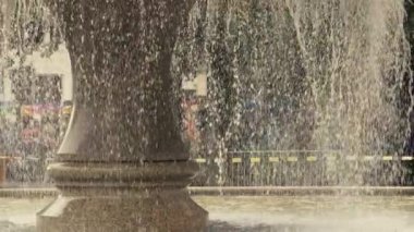 Opernplatz, Frankfurt, Almanya 'da fıskiyenin ultra yavaş çekim klibi