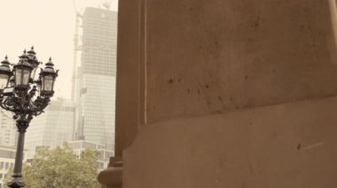 Kamera, Ağustos 2023 'te Frankfurt' ta sisli bir silueti gözler önüne seriyor.