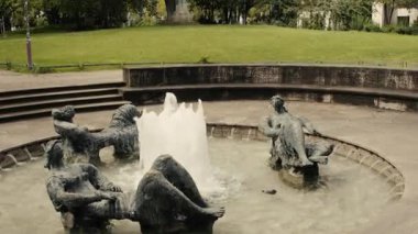 Kamera Marshall-Brunnen heykelinden Almanya 'nın Frankfurt kentindeki DB kulelerine doğru eğiliyor