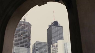 Kamera Frankfurt ufuk çizgisini aşağı çekiyor Opera binasının kemerleriyle çerçevelenmiş.