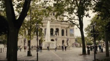 Frankfurt opera binası 2023 maratonunda ağaçların arasından görülüyor.